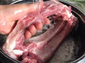 猪前排骨，洗净