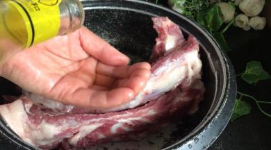 均匀的涂抹一层料酒，腌制半小时