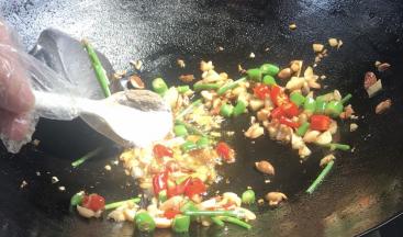 调入盐、胡椒粉和味精，炒匀