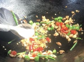 调入盐、胡椒粉和味精，炒匀