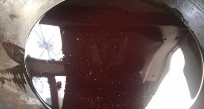 锅中倒入菜籽油，大火烧至九成热