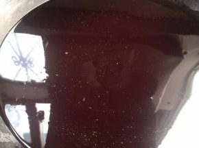 锅中倒入菜籽油，大火烧至九成热