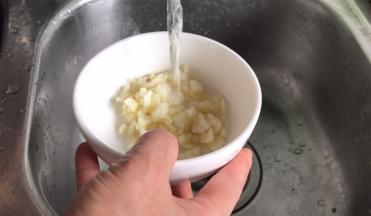 蒜末用清水洗净粘液