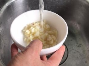 蒜末用清水洗净粘液