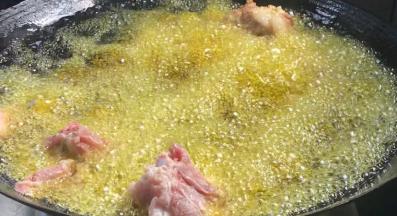 放入排骨，转中火炸3分钟