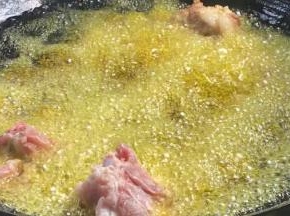 放入排骨，转中火炸3分钟