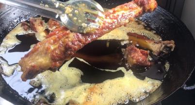 8分钟后，捞出排骨