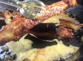 8分钟后，捞出排骨