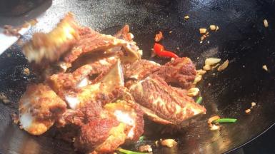 倒入排骨，翻炒均匀