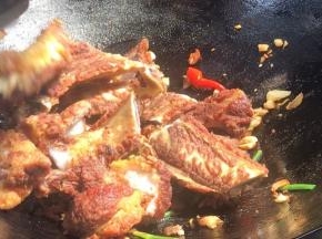 倒入排骨，翻炒均匀