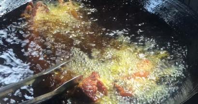 放入排骨，复炸30秒左右