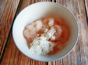 虾仁放料酒，淀粉，胡椒粉，盐腌制十分钟。