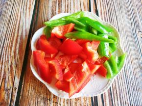 青红椒切块备用