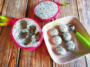 火龙果对半切开，用挖球器挖出火龙果肉。