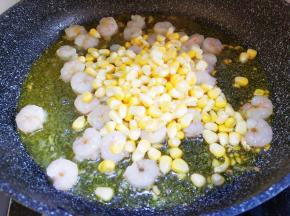 到入玉米粒炒一分钟左右。