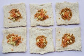 依次加上肉松芝士火腿丁。