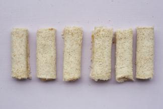 侧面一头刷上蛋液卷起收口。