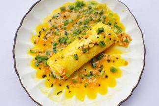 吐司卷放蛋液中滚一圈。