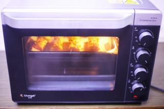 放入铺好油纸的烤盘，推入预热好的烤箱，180度烤5分钟。