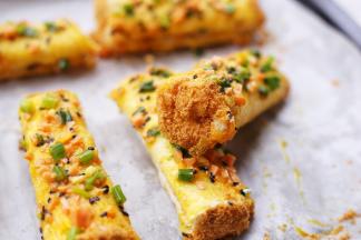 烤好的吐司两头挤上沙拉酱，蘸上肉松即可。