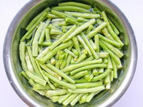 豆角去头尾去茎盐水泡10分钟。