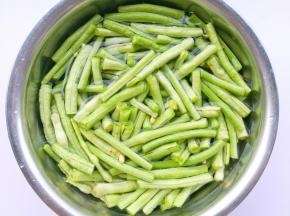 豆角去头尾去茎盐水泡10分钟。