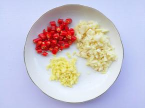 小米椒切圈，大蒜姜切末。