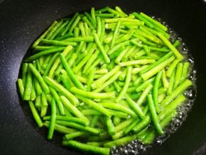 锅中烧开水，加少量油盐，加豆角焯水5分钟。