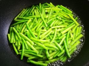 锅中烧开水，加少量油盐，加豆角焯水5分钟。
