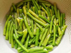 捞出过凉沥干。