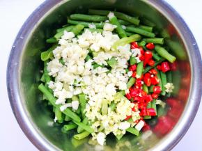 豆角放入大盆中，加入生姜大蒜小米椒。