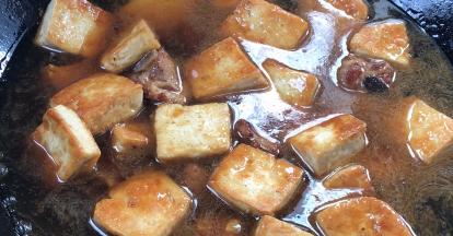 加入适量清水，拌匀