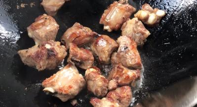 排骨煎至表面金黄色，加入料酒