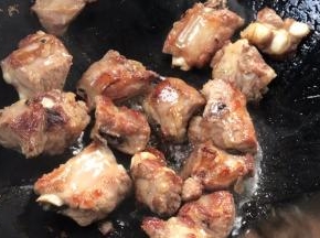 排骨煎至表面金黄色，加入料酒