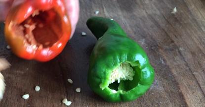 青红辣椒洗净，去蒂去籽