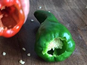 青红辣椒洗净，去蒂去籽