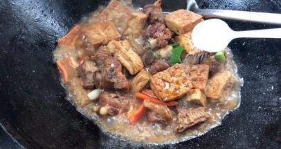 调入味精提鲜，拌匀