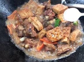 调入味精提鲜，拌匀