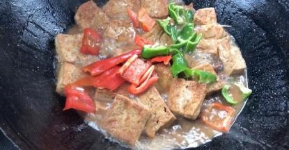 30分钟后，开盖，加入青红辣椒块，炒匀