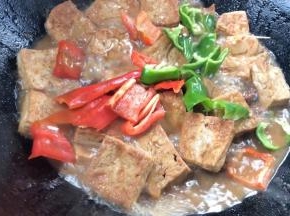 30分钟后，开盖，加入青红辣椒块，炒匀