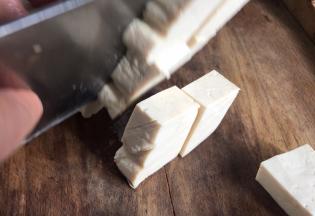 豆腐洗净后，切成麻将方块