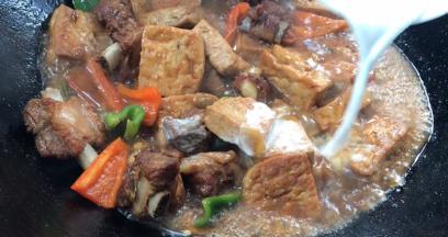 淋入淀粉水勾芡