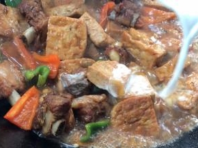 淋入淀粉水勾芡