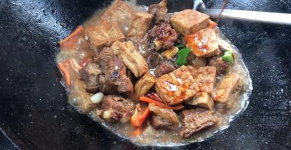 淋入生抽，炒匀