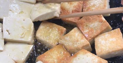 煎至底部金黄色，翻面继续煎