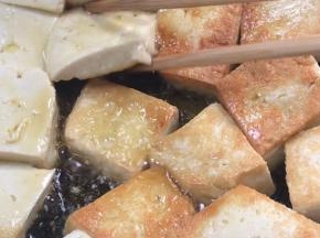 煎至底部金黄色，翻面继续煎