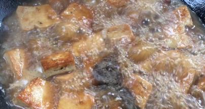 加入胡椒粉和香醋，拌匀