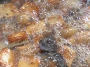 加入胡椒粉和香醋，拌匀