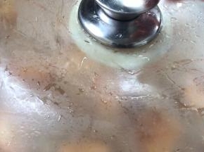 盖上锅盖焖30分钟左右