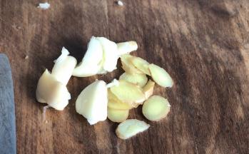 备好姜片和蒜瓣碎